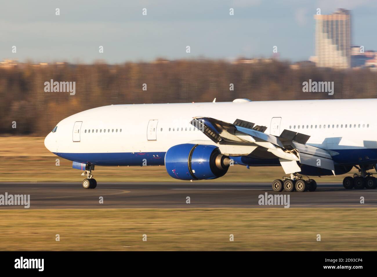 Rücklauf der Flugzeugtriebwerke während der Landung. Motor mit aktivem Rückwärtsgang. Schnell fliegendes Flugzeug. Stockfoto