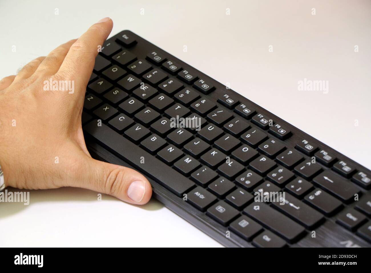Man arbeitet am pc und gibt auf der Tastatur ein Stockfoto