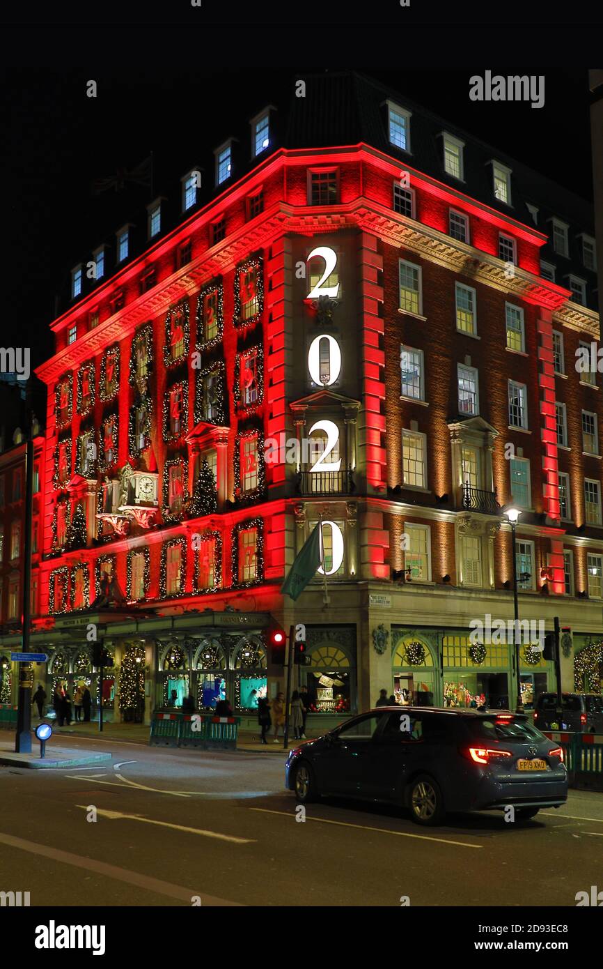 London, Großbritannien. November 2020. Das Kaufhaus Fortnum & Mason in Piccadilly in London hat sich entschieden, seine Ladenfront als riesigen Adventskalender zu schmücken und ihn mit einem riesigen 2020 zu markieren. Eines der bekanntesten Londoner Geschäfte, es sieht so aus, als ob es mit seinen Dekorationen früh kommt, um die Menschenmassen hereinzuholen, bevor die Sperre beginnt. Kredit: Paul Brown/Alamy Live Nachrichten Stockfoto London, Großbritannien. November 2020. Das Kaufhaus Fortnum & Mason in Piccadilly in London hat sich entschieden, seine Ladenfront als riesigen Adventskalender zu schmücken und ihn mit einem riesigen 2020 zu markieren. Eines der bekanntesten Londoner Geschäfte, es sieht so aus, als ob es mit seinen Dekorationen früh kommt, um die Menschenmassen hereinzuholen, bevor die Sperre beginnt. Kredit: Paul Brown/Alamy Live Nachrichten Stockfoto