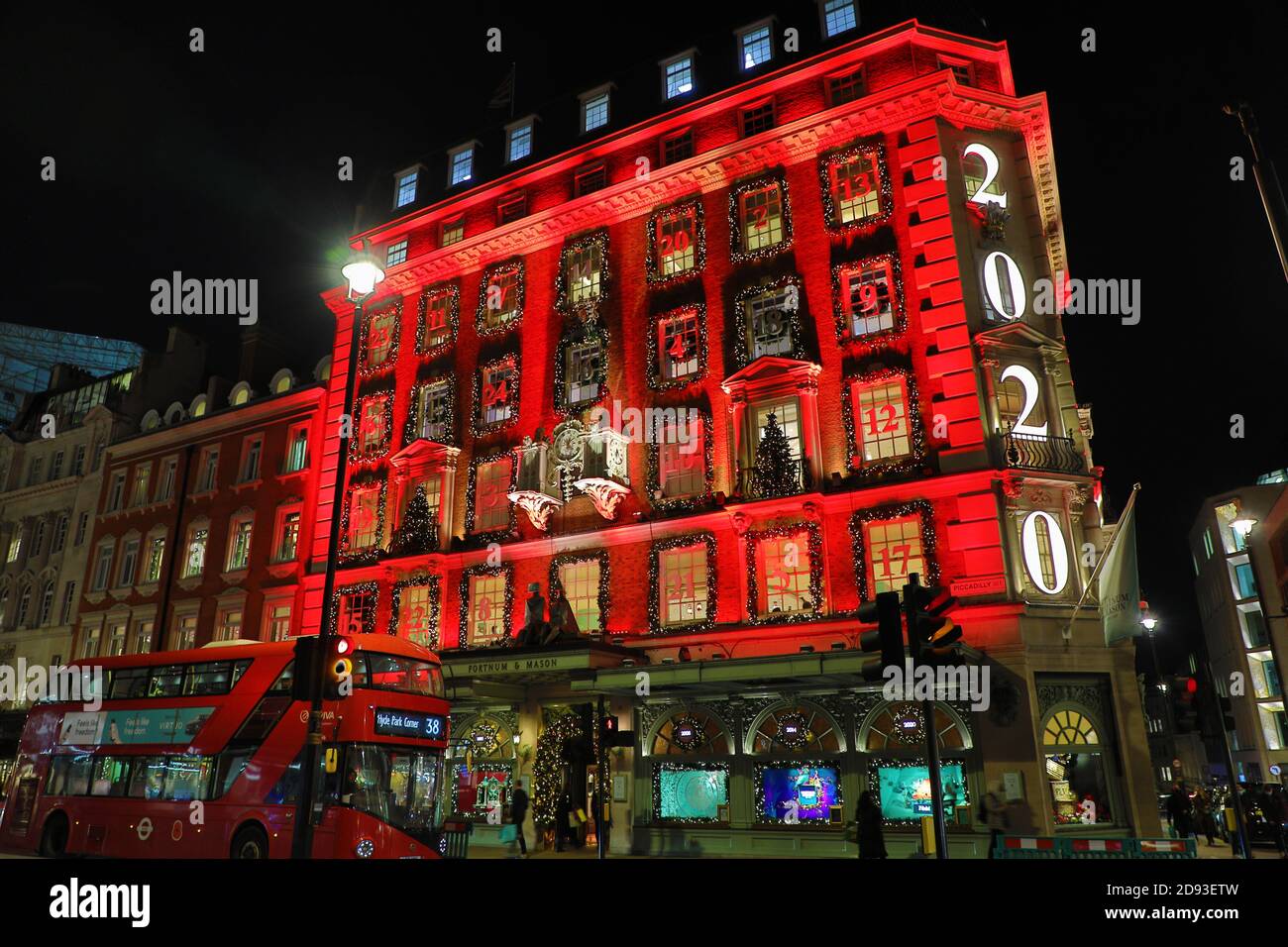 London, Großbritannien. November 2020. Das Kaufhaus Fortnum & Mason in Piccadilly in London hat sich entschieden, seine Ladenfront als riesigen Adventskalender zu schmücken und ihn mit einem riesigen 2020 zu markieren. Eines der bekanntesten Londoner Geschäfte, es sieht so aus, als ob es mit seinen Dekorationen früh kommt, um die Menschenmassen hereinzuholen, bevor die Sperre beginnt. Kredit: Paul Brown/Alamy Live Nachrichten Stockfoto London, Großbritannien. November 2020. Das Kaufhaus Fortnum & Mason in Piccadilly in London hat sich entschieden, seine Ladenfront als riesigen Adventskalender zu schmücken und ihn mit einem riesigen 2020 zu markieren. Eines der bekanntesten Londoner Geschäfte, es sieht so aus, als ob es mit seinen Dekorationen früh kommt, um die Menschenmassen hereinzuholen, bevor die Sperre beginnt. Kredit: Paul Brown/Alamy Live Nachrichten Stockfoto