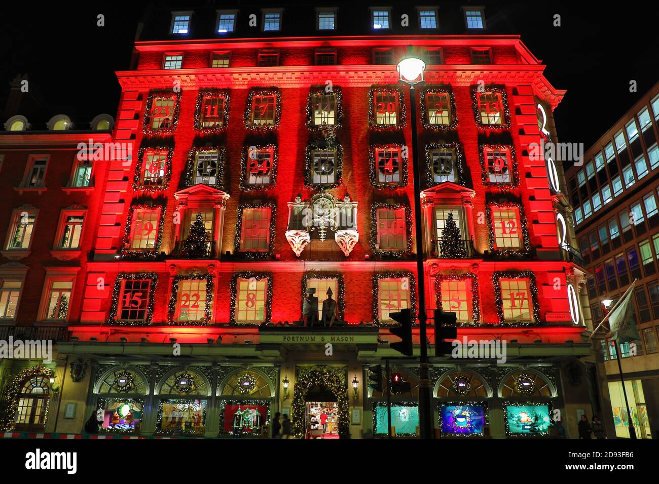 London, Großbritannien. November 2020. Das Kaufhaus Fortnum & Mason in Piccadilly in London hat sich entschieden, seine Ladenfront als riesigen Adventskalender zu schmücken und ihn mit einem riesigen 2020 zu markieren. Eines der bekanntesten Londoner Geschäfte, es sieht so aus, als ob es mit seinen Dekorationen früh kommt, um die Menschenmassen hereinzuholen, bevor die Sperre beginnt. Kredit: Paul Brown/Alamy Live Nachrichten Stockfoto London, Großbritannien. November 2020. Das Kaufhaus Fortnum & Mason in Piccadilly in London hat sich entschieden, seine Ladenfront als riesigen Adventskalender zu schmücken und ihn mit einem riesigen 2020 zu markieren. Eines der bekanntesten Londoner Geschäfte, es sieht so aus, als ob es mit seinen Dekorationen früh kommt, um die Menschenmassen hereinzuholen, bevor die Sperre beginnt. Kredit: Paul Brown/Alamy Live Nachrichten Stockfoto