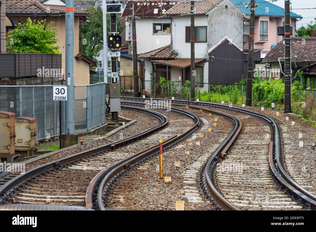 Bahnstrecke durch die Straße, Otsu, Shiga Präfektur, Japan Stockfoto