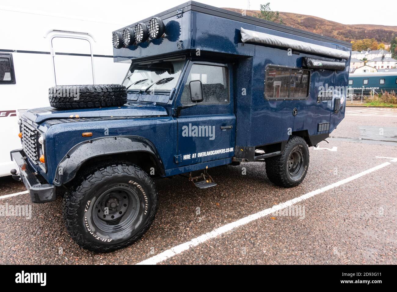 Ein Land Rover Defender, der in ein Überland-Expeditionsfahrzeug oder ein Wohnmobil umgewandelt wurde, Großbritannien Stockfoto