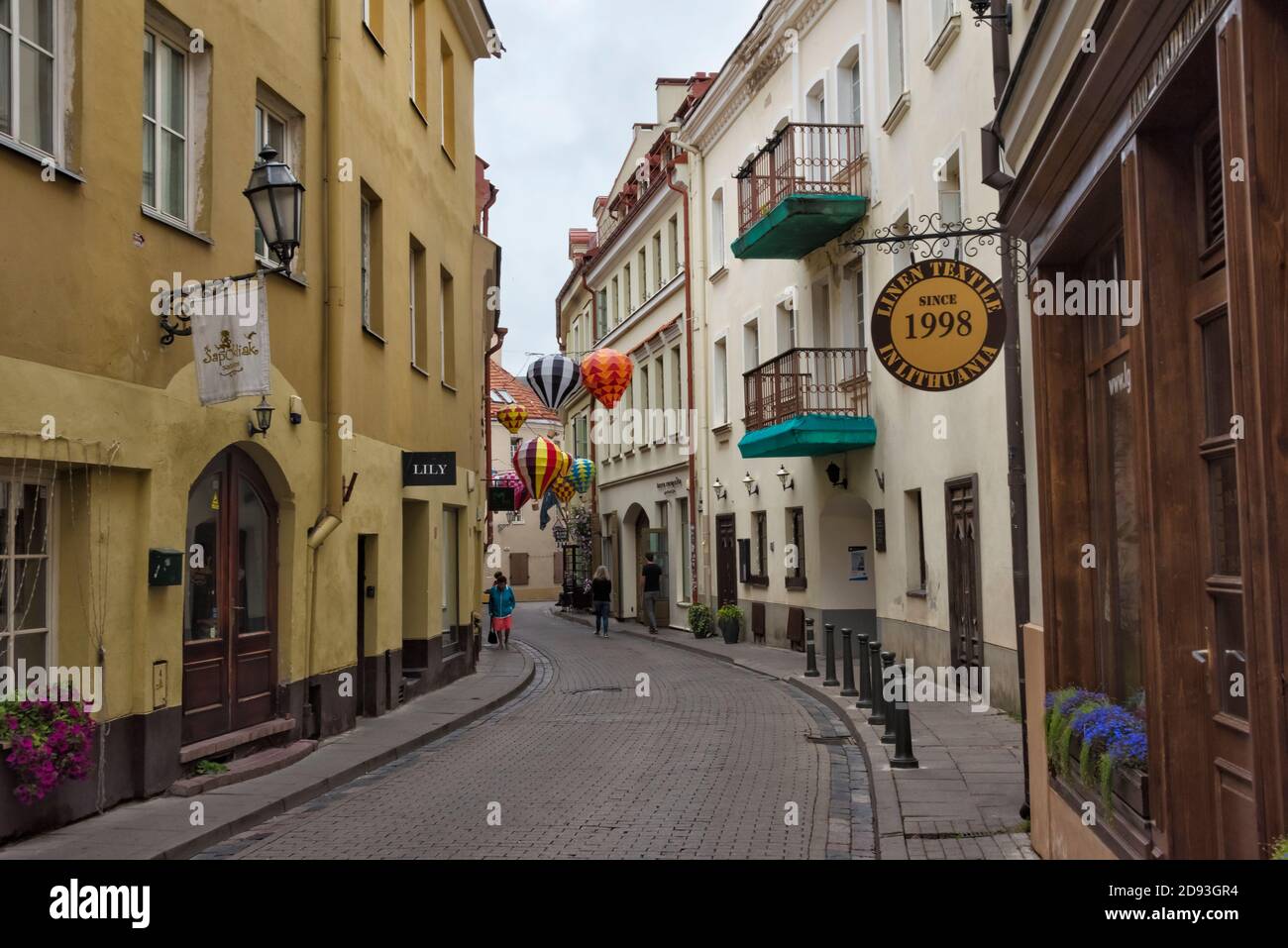 Historische Gebäude und Kopfsteinpflasterstraße in der Altstadt, Vilnius, Litauen Stockfoto