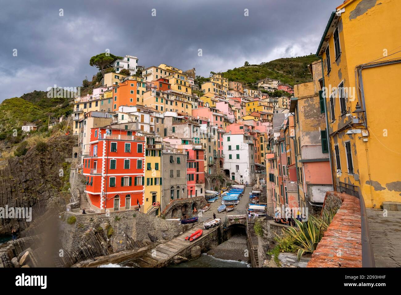 Klassische und Postkarte perfekte Aussicht - Bunte traditionelle Häuser - Riomaggiore, Cinque Terre, Italien Stockfoto
