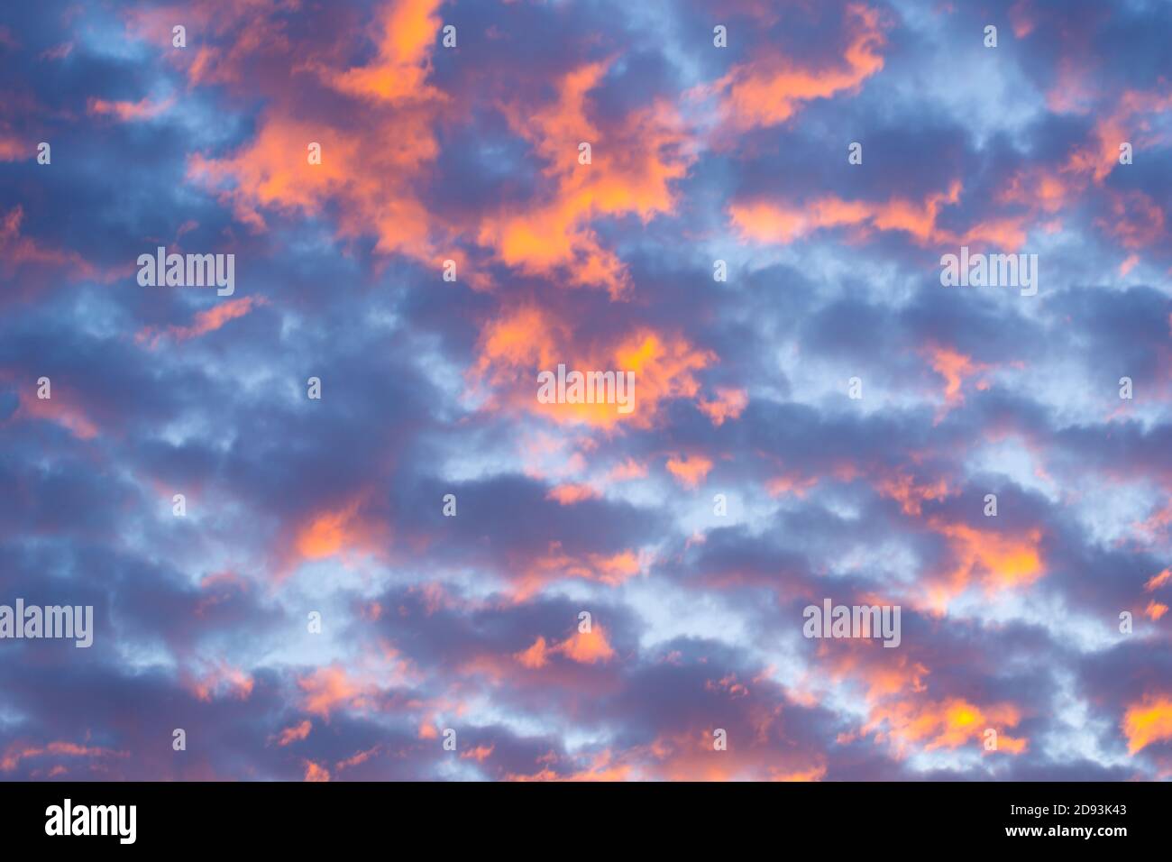 Schöne Farben von Orange und tiefen Blautönen an Sonnenuntergang Stockfoto
