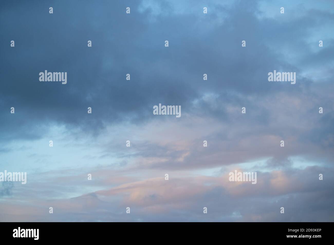 Hochauflösendes Sky-Hintergrundbild für den Einsatz als Sky Replacement. Querformat. Stratokumuluswolken Stockfoto