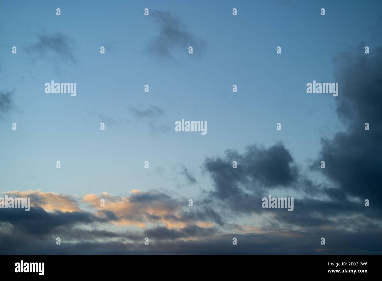 Hochauflösendes Sky-Hintergrundbild für den Einsatz als Sky Replacement. Querformat Stockfoto