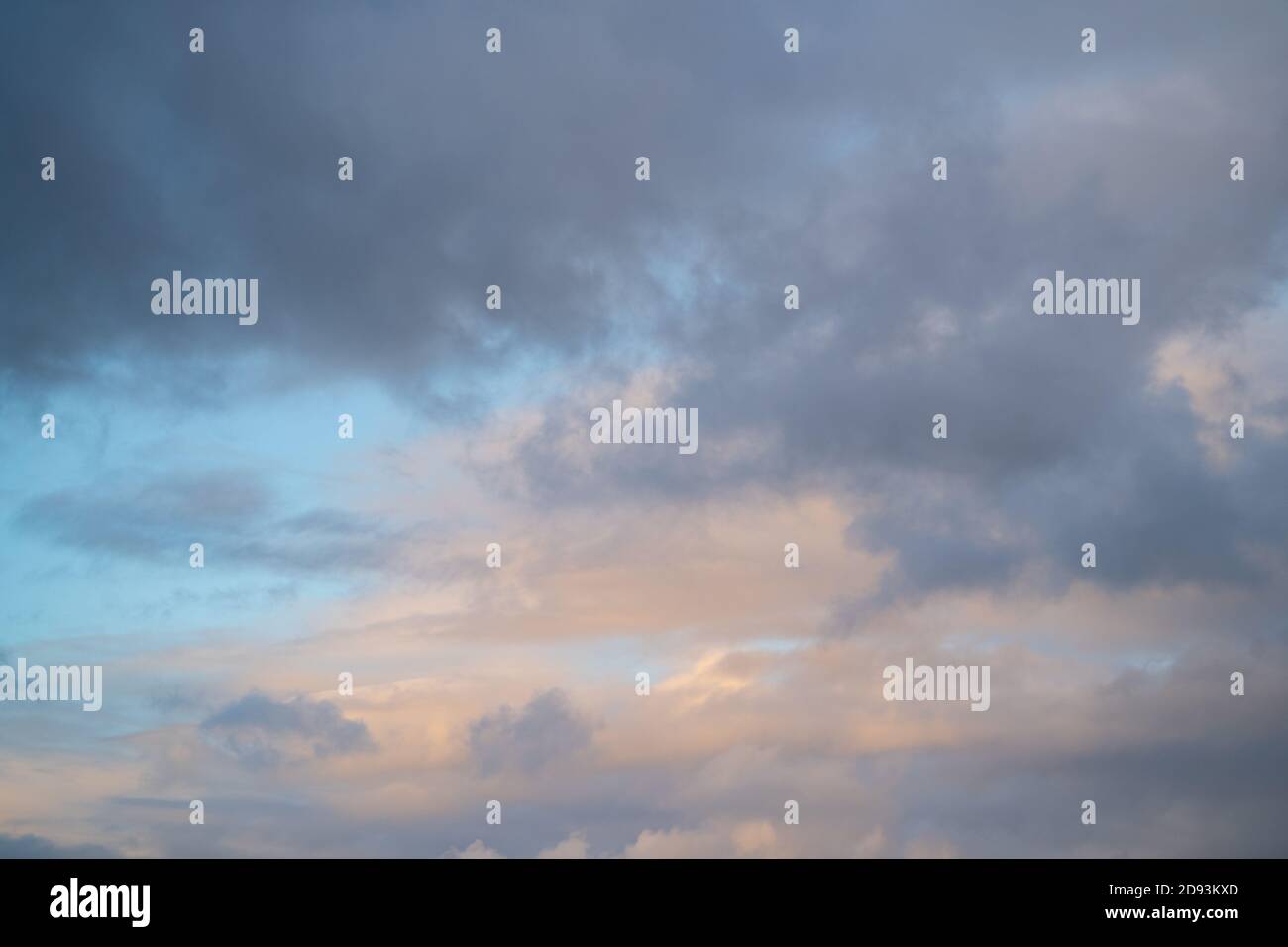 Hochauflösendes Sky-Hintergrundbild für den Einsatz als Sky Replacement. Querformat. Stratokumuluswolken Stockfoto