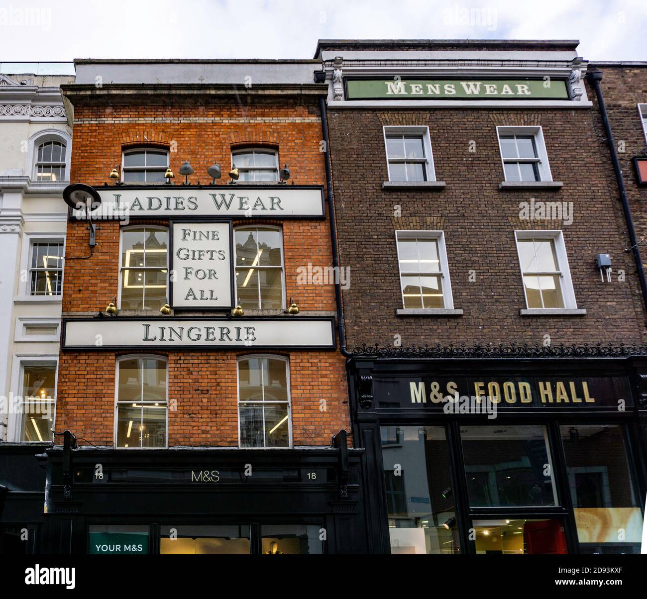 Alte Beschilderung auf Marks und Spencer Geschäft in Grafton Street, Dublin, Irland.das Gebäude war früher im Besitz von Brown Thomas ein langjähriger Einzelhändler. Stockfoto