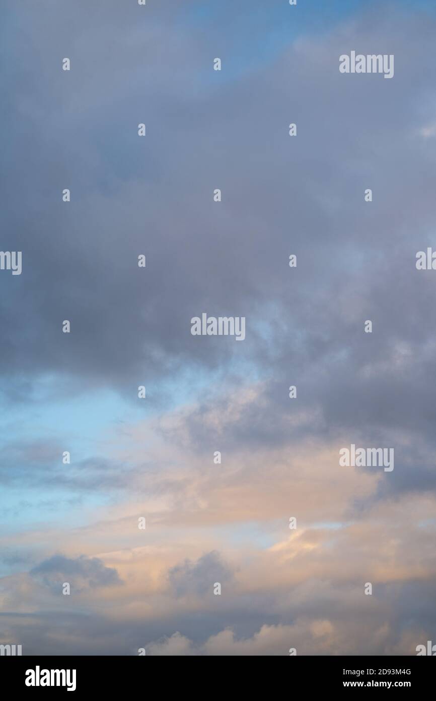 Hochauflösendes Sky-Hintergrundbild für den Einsatz als Sky Replacement. Hochformat. Stratokumuluswolken Stockfoto