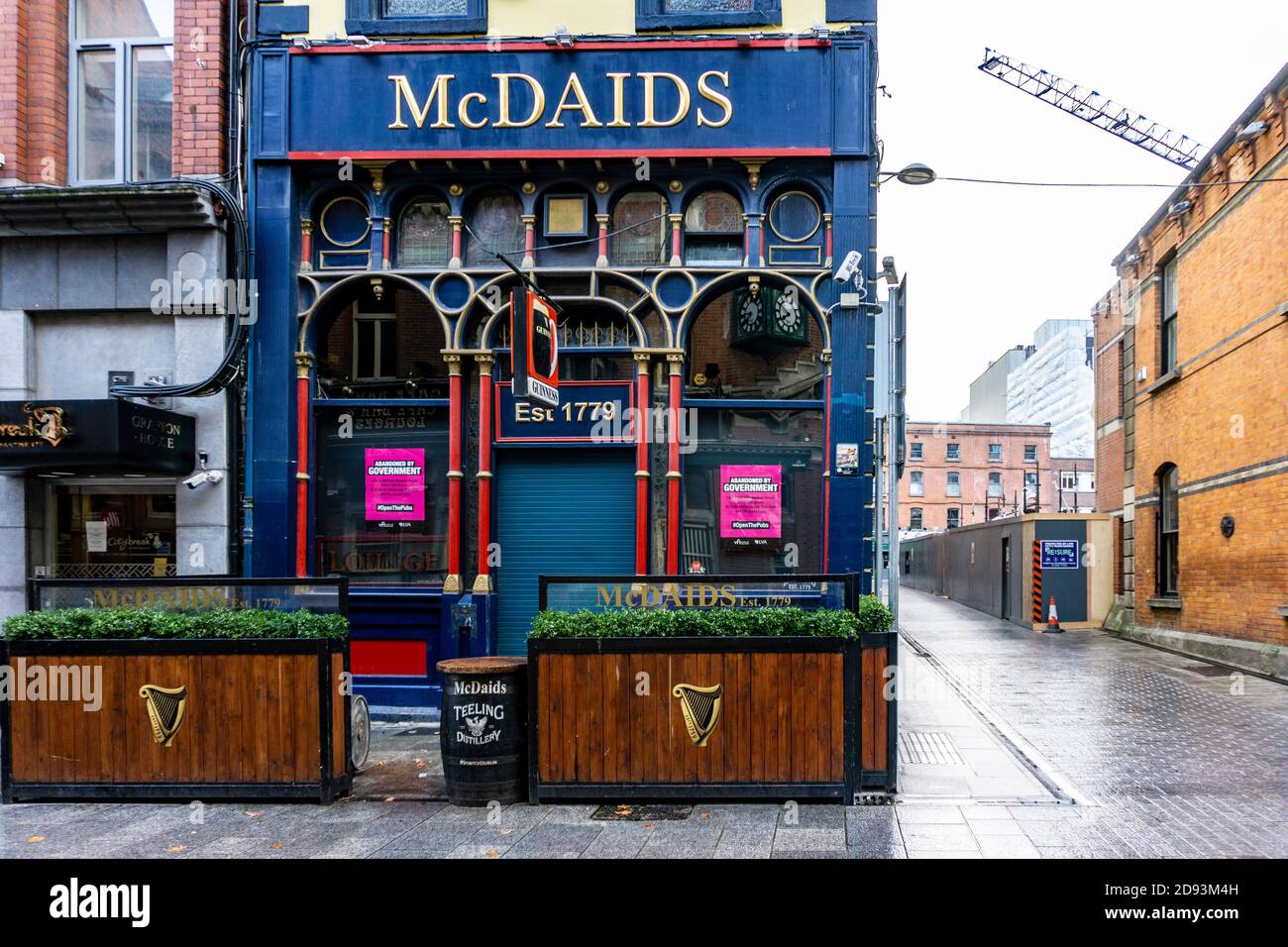 McDaids öffentliches Haus und Bar in Harry Street, Dublin, Irland. Brendan Behan, einst ein berühmter literarischer Treffpunkt, war hier ein regelmäßiger Trinker. Stockfoto