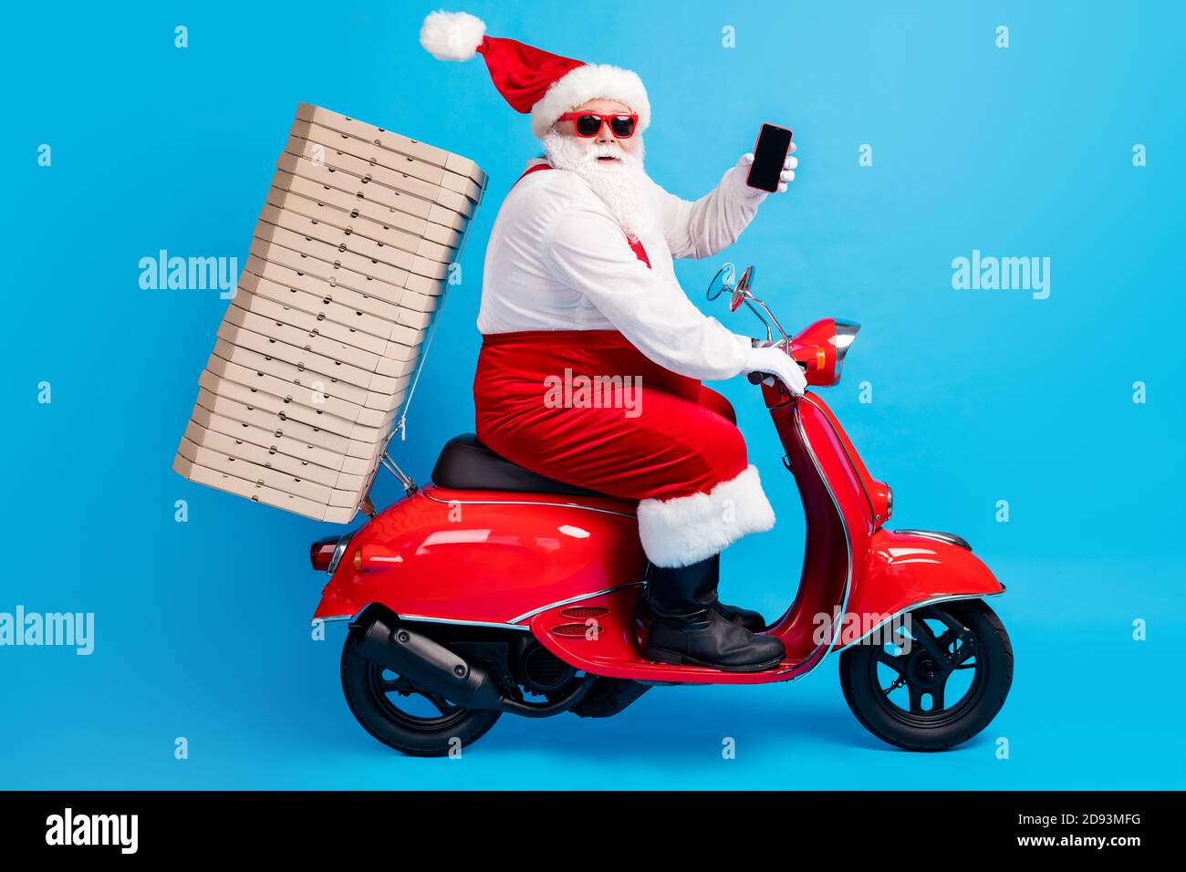 Ganzkörper-Profil Seitenfoto von weißen grauen Haaren bärtig santa claus Antrieb Motorrad Reise Weihnachten Heiligabend Haufen Pizza tragen roten Hut Kostüm Stockfoto