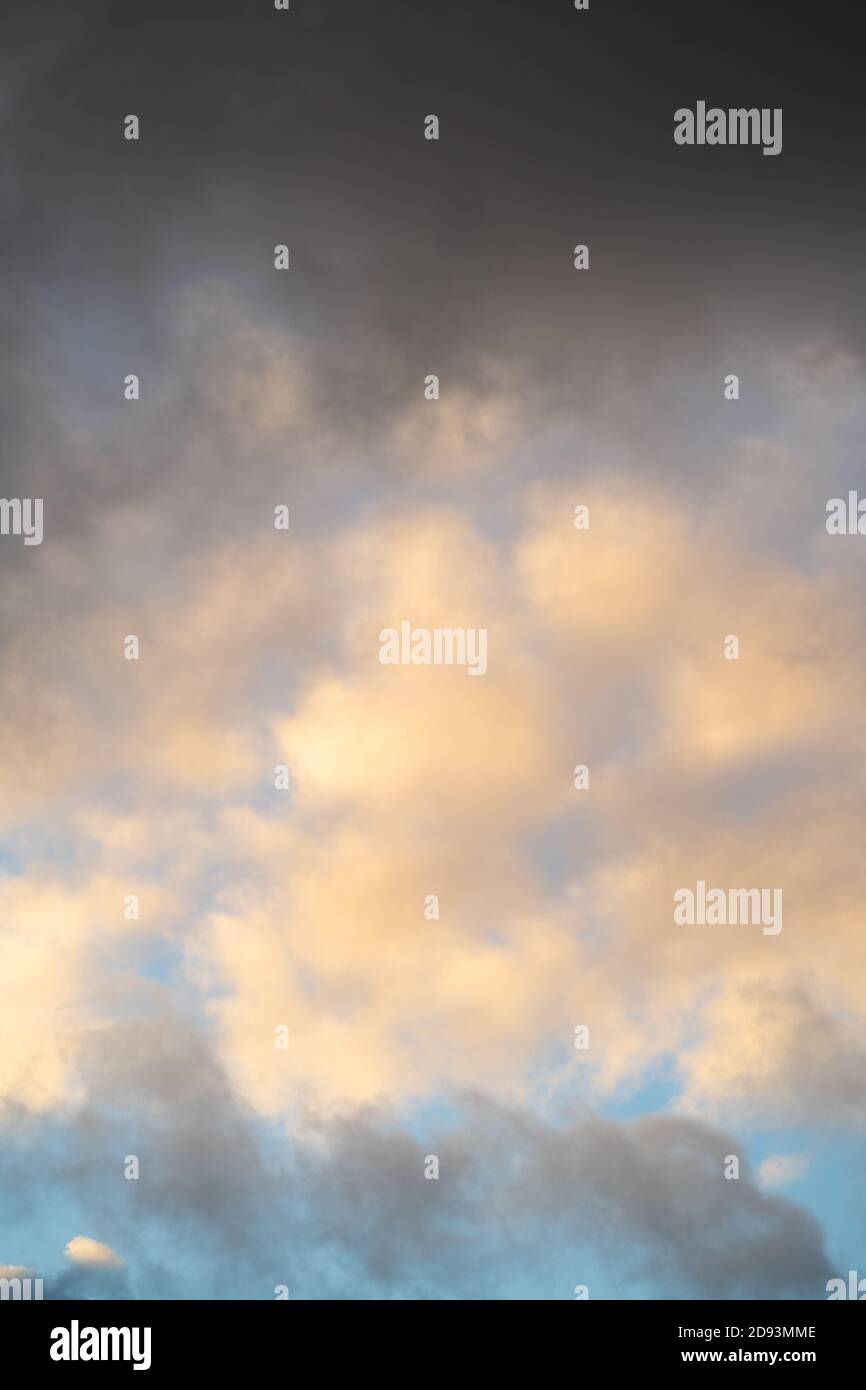 Hochauflösendes Sky-Hintergrundbild für den Einsatz als Sky Replacement. Hochformat. Stratokumuluswolken Stockfoto