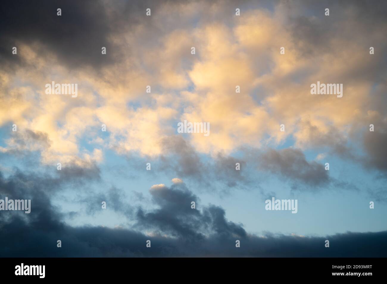 Hochauflösendes Sky-Hintergrundbild für den Einsatz als Sky Replacement. Querformat. Stratokumuluswolken Stockfoto