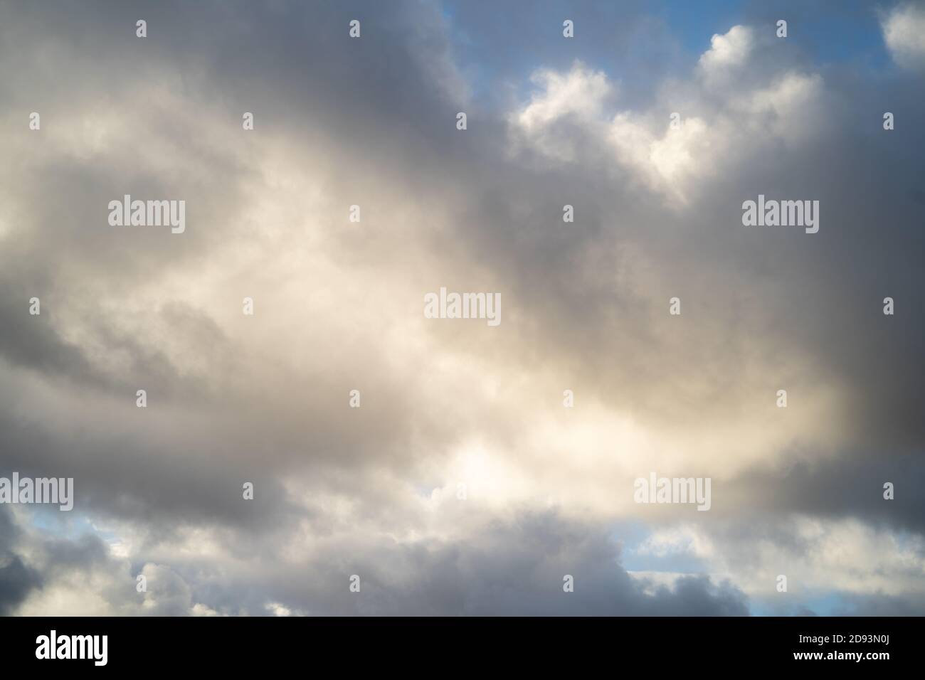 Hochauflösendes Sky-Hintergrundbild für den Einsatz als Sky Replacement. Querformat. Stratokumuluswolken Stockfoto