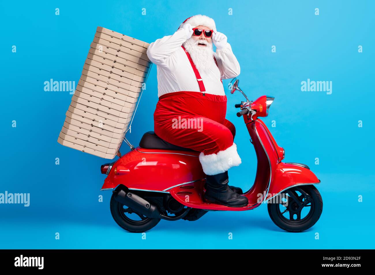 In voller Länge Profil Seite Foto von stilvollen modernen weißen grau Haar bärtig santa claus Antrieb Motorrad liefern Weihnachten noel Pizza Stapel tragen Stockfoto