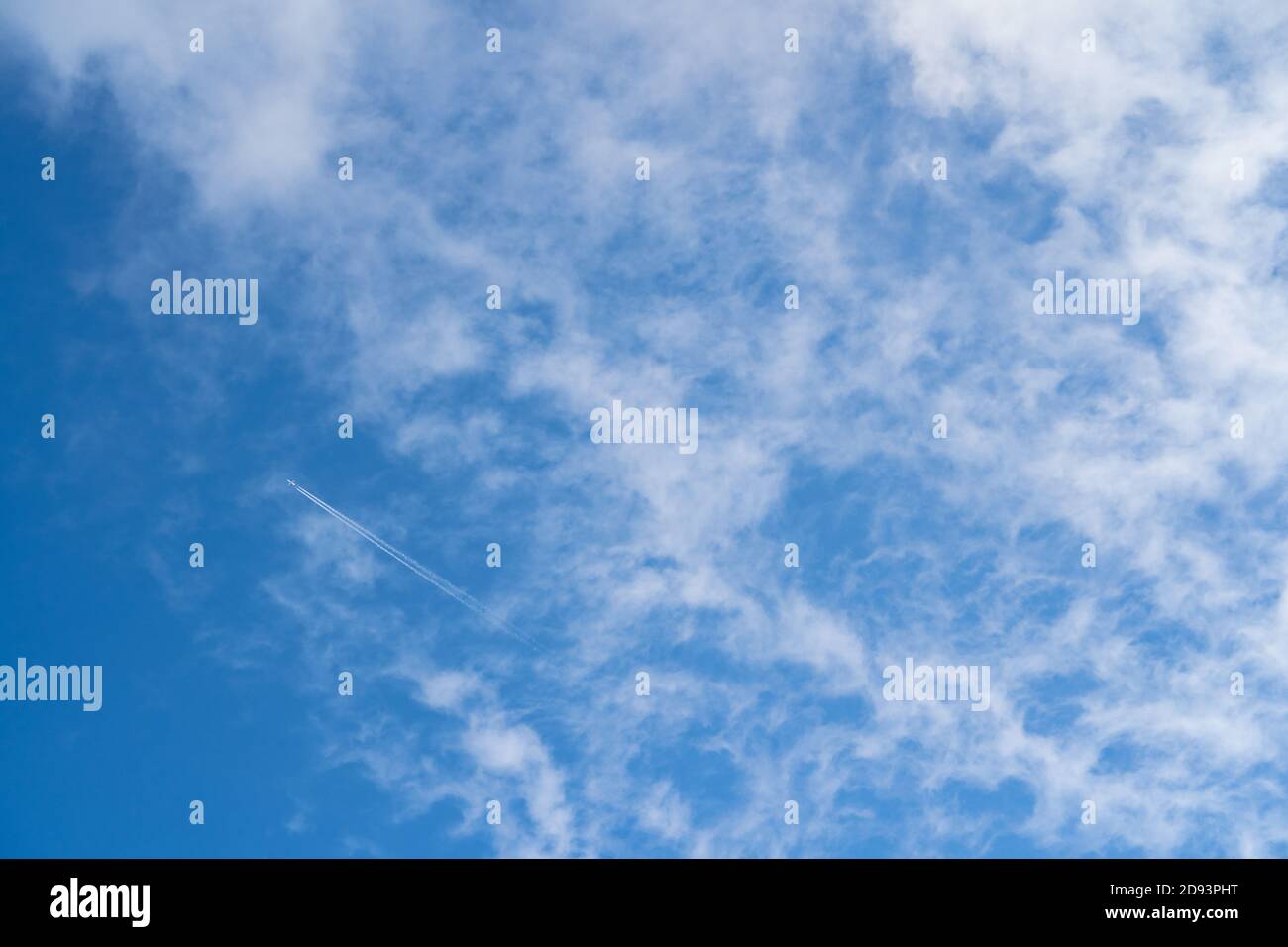 Hochauflösendes Sky-Hintergrundbild für den Einsatz als Sky Replacement. Querformat. Cirrocumulus Wolken Stockfoto
