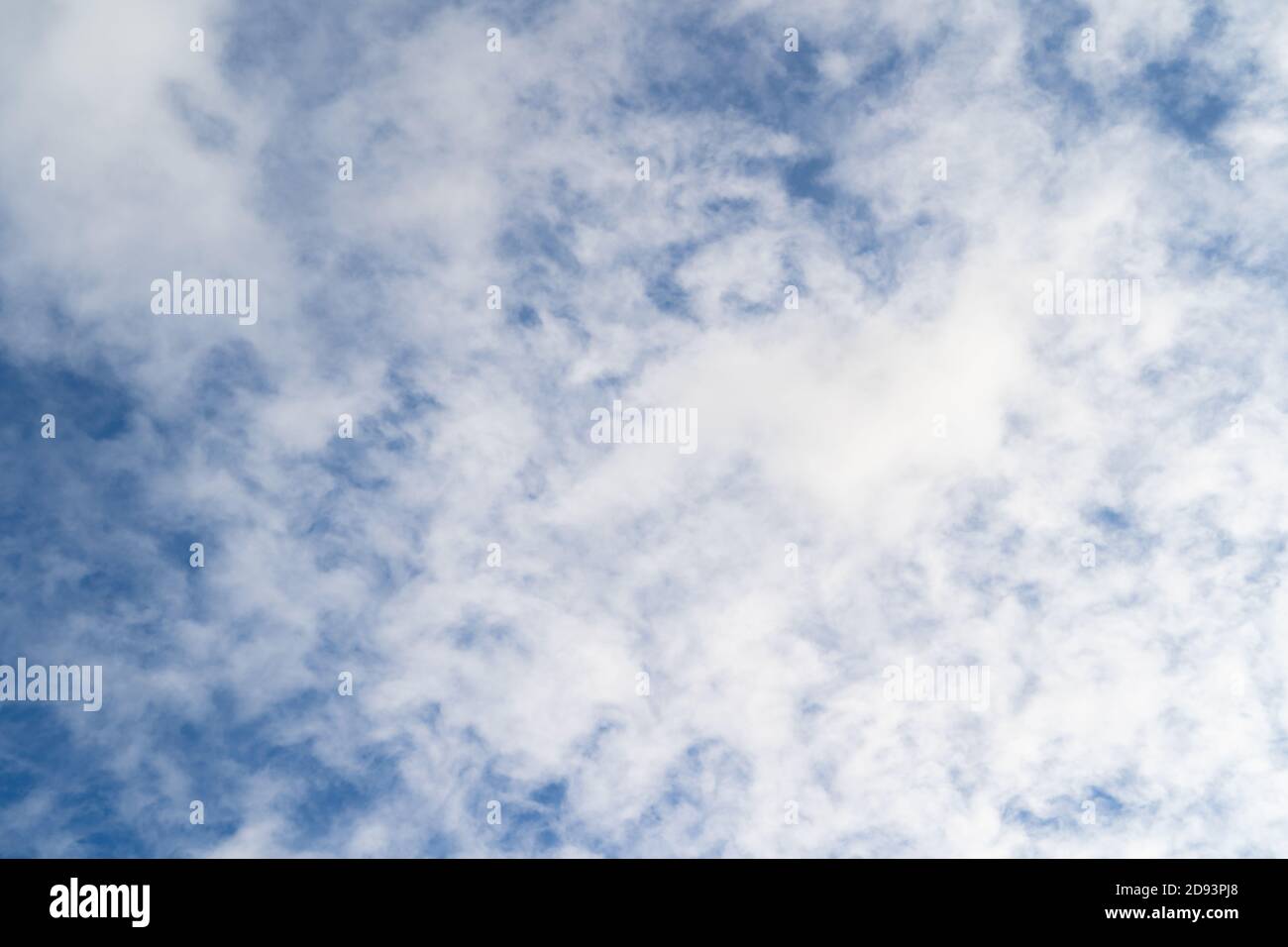 Hochauflösendes Sky-Hintergrundbild für den Einsatz als Sky Replacement. Querformat. Cirrocumulus Wolken Stockfoto