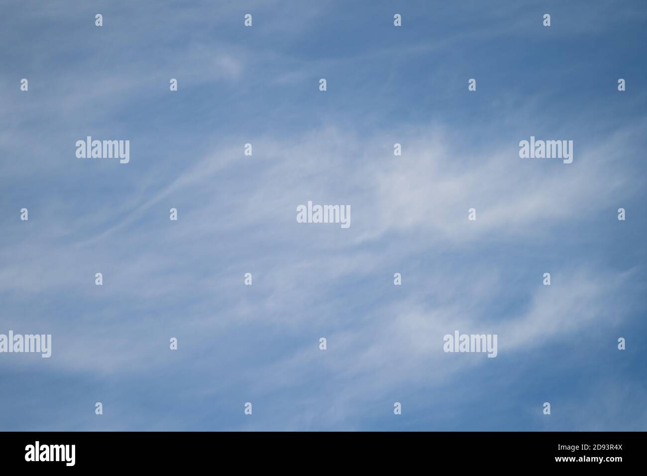 Hochauflösendes Sky-Hintergrundbild für den Einsatz als Sky Replacement. Querformat. Cirrus Clouds Stockfoto