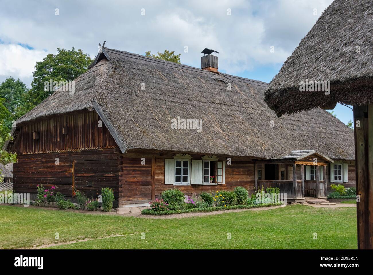 Holzhaus mit Strohdach im ethnographischen Freilichtmuseum in Rumsiskes, Litauen Stockfoto