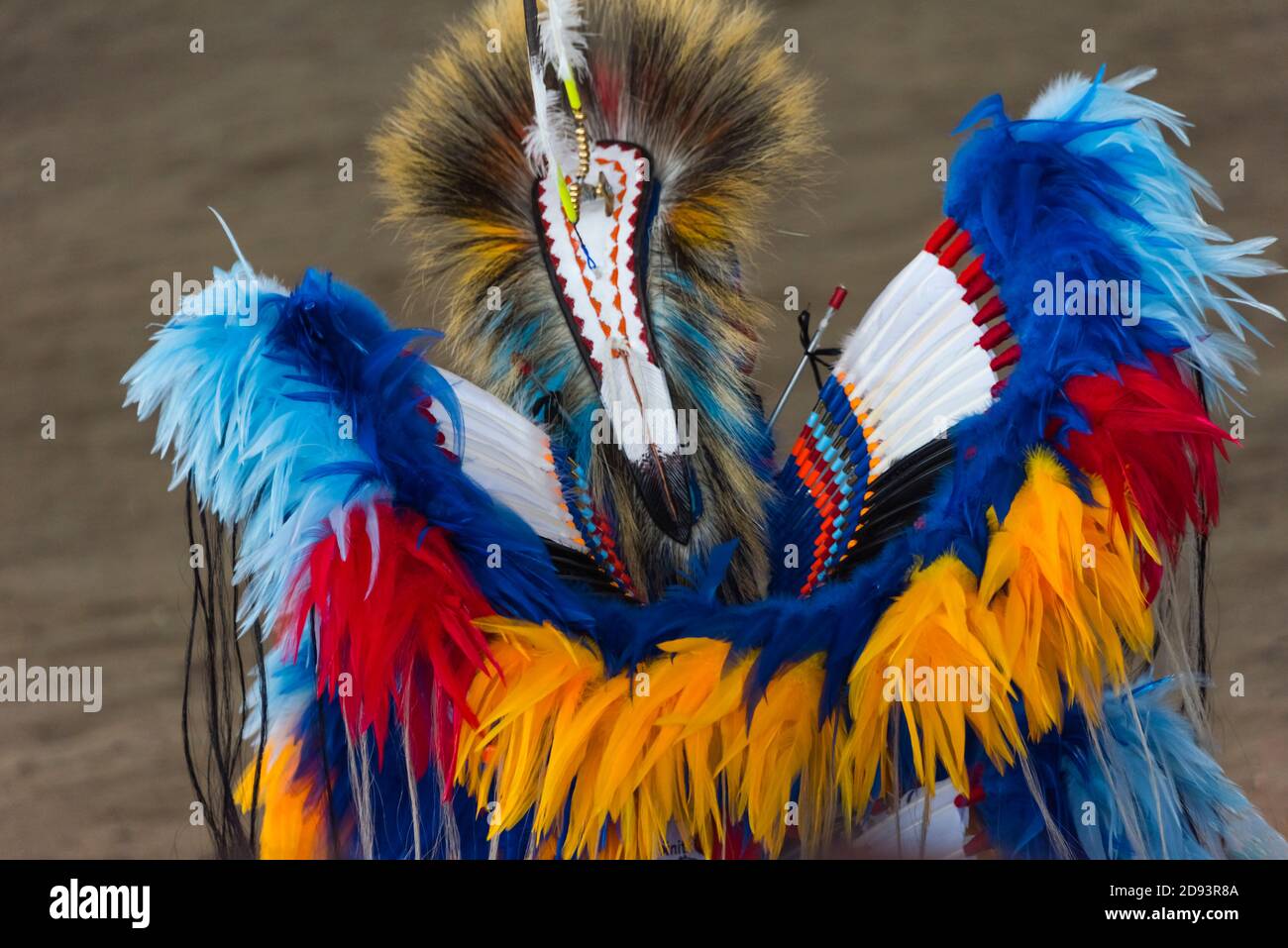 Indianischer Junge in traditioneller Kleidung, Omak, Washington State, USA Stockfoto