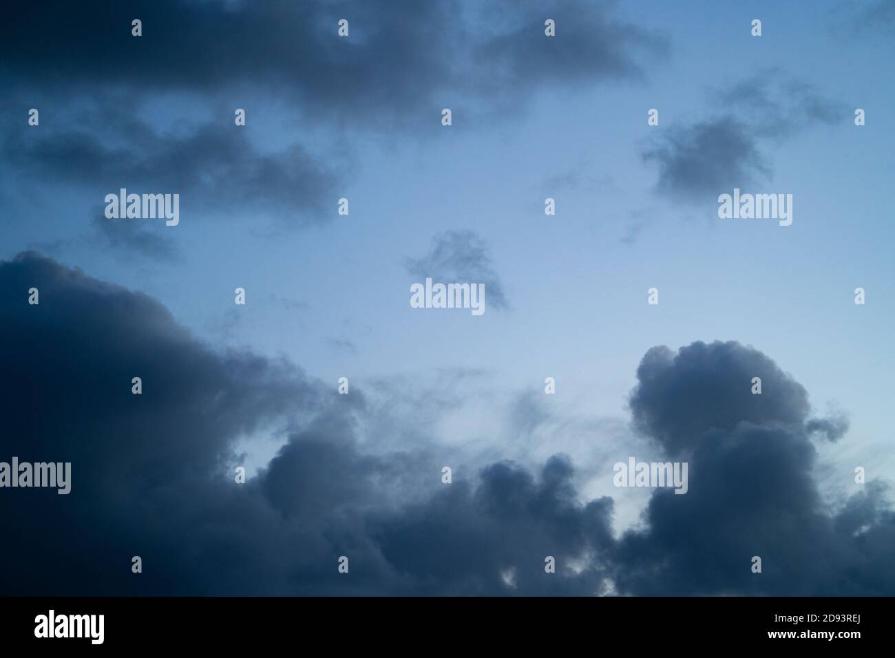 Hochauflösendes Sky-Hintergrundbild für den Einsatz als Sky Replacement. Querformat. Cumulus Clouds Stockfoto