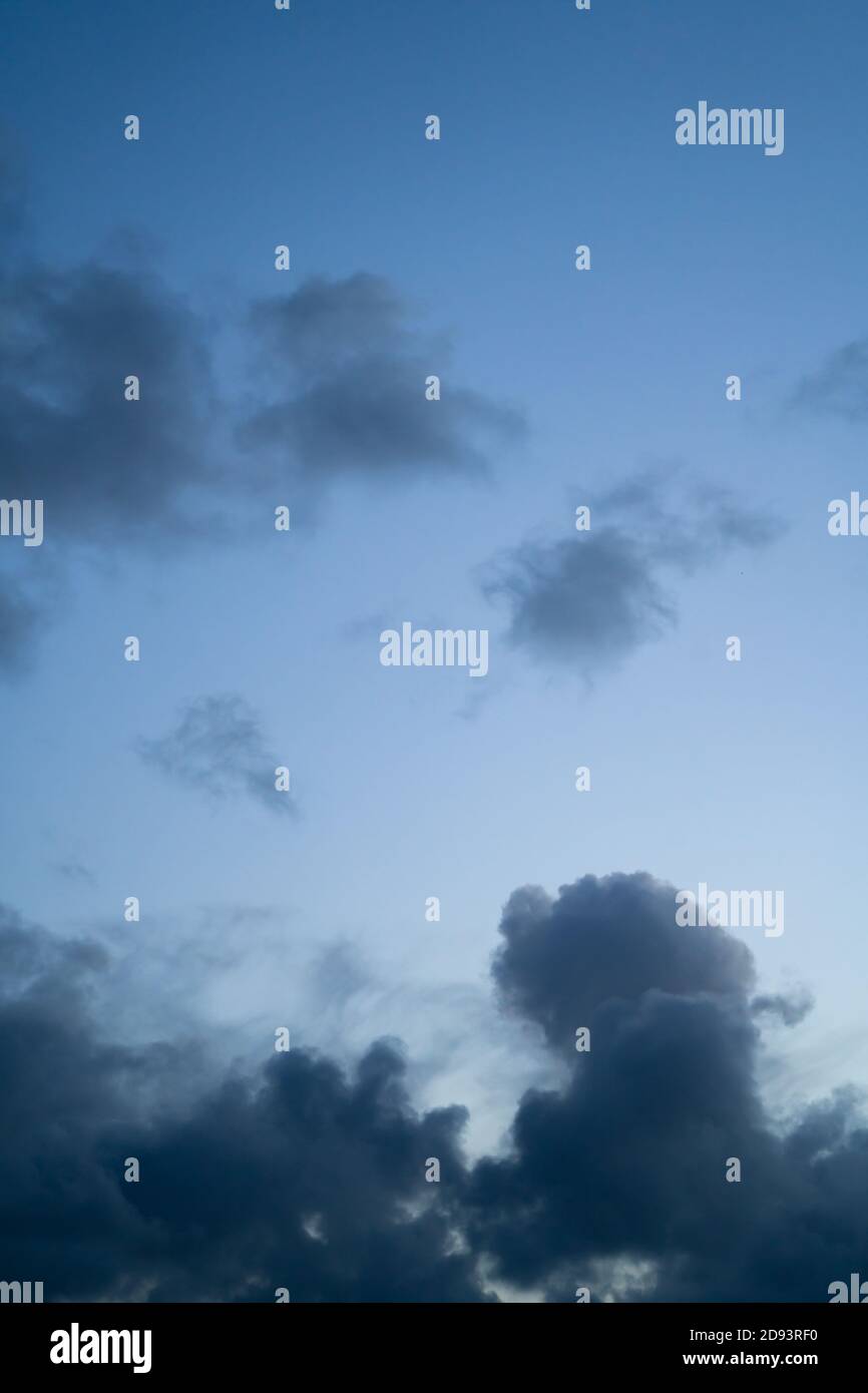 Hochauflösendes Sky-Hintergrundbild für den Einsatz als Sky Replacement. Hochformat. Cumulus Clouds Stockfoto