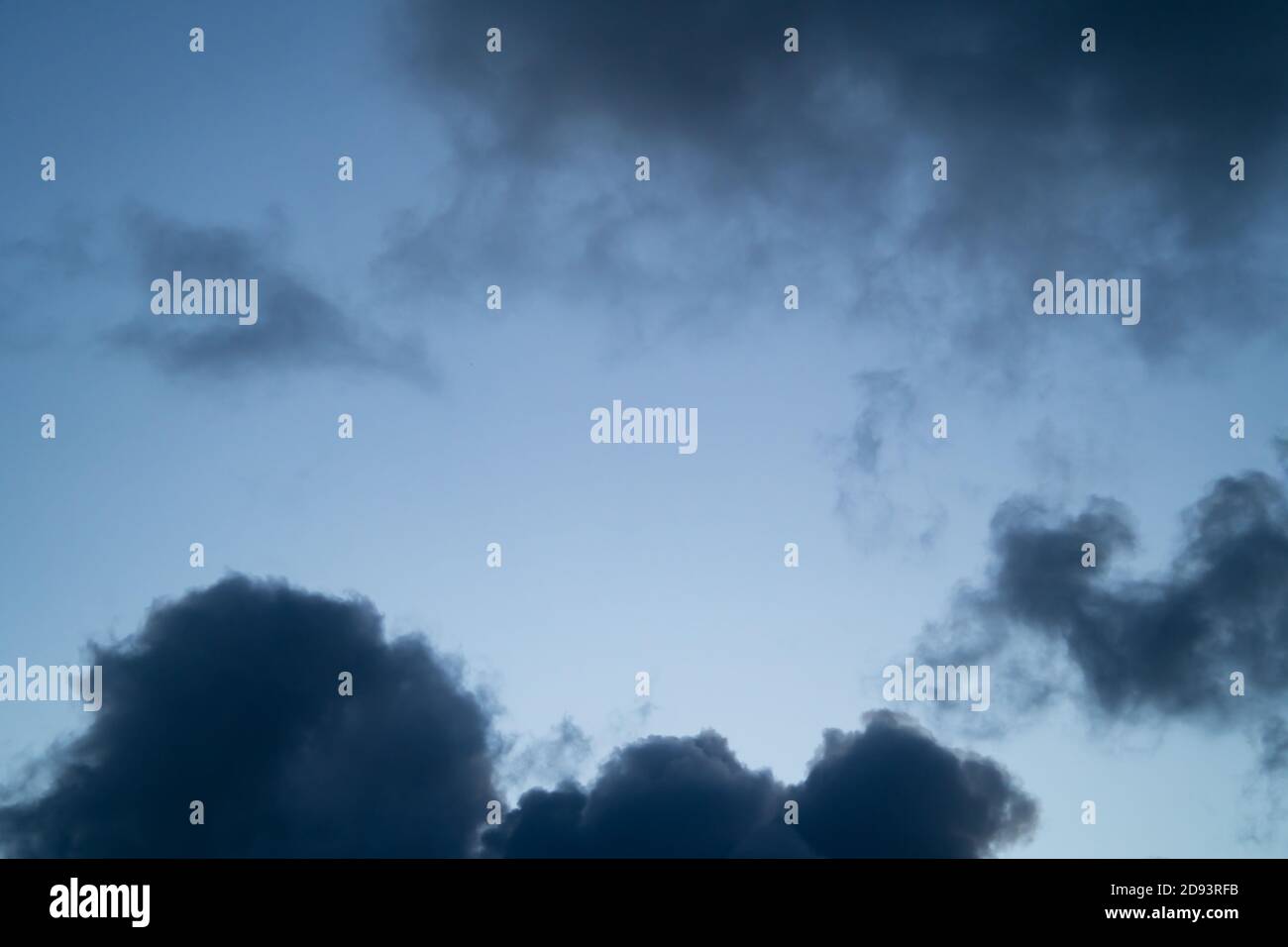 Hochauflösendes Sky-Hintergrundbild für den Einsatz als Sky Replacement. Querformat. Cumulus Clouds Stockfoto