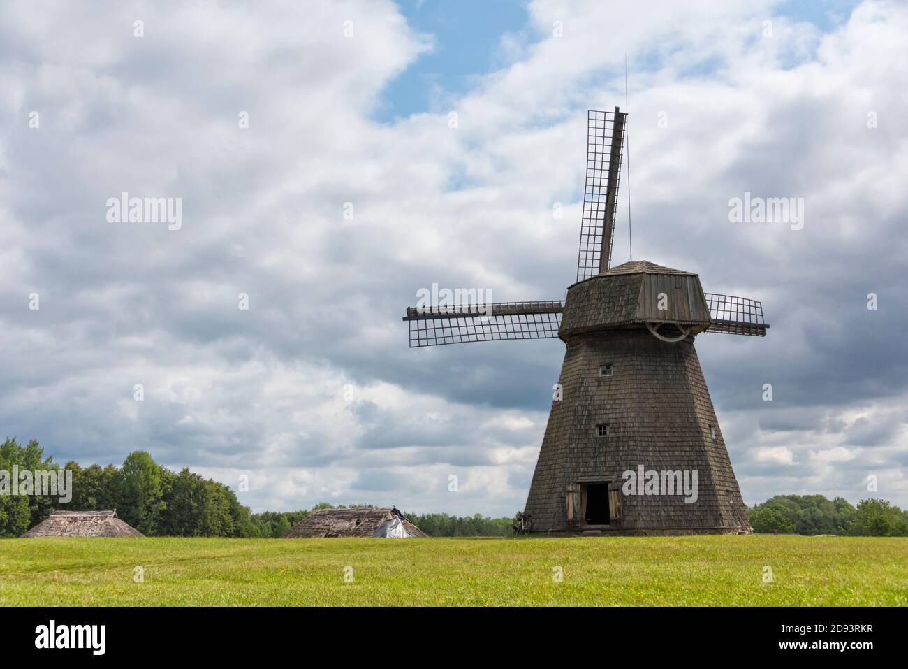 Scheune mit Windmühle im ethnographischen Freilichtmuseum in Rumsiskes, Litauen Stockfoto