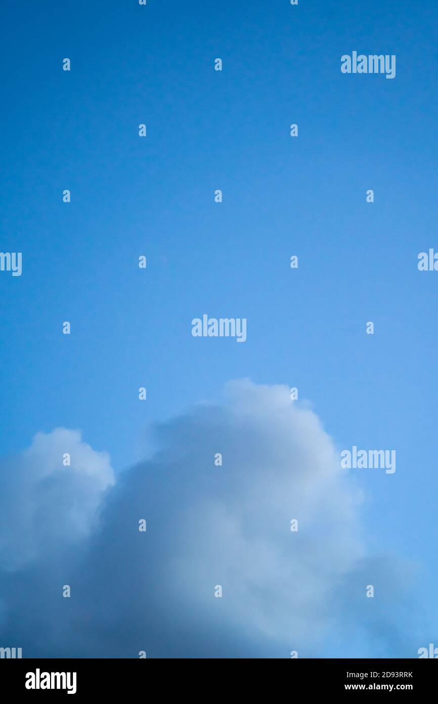 Hochauflösendes Sky-Hintergrundbild für den Einsatz als Sky Replacement. Hochformat. Cumulus Clouds Stockfoto