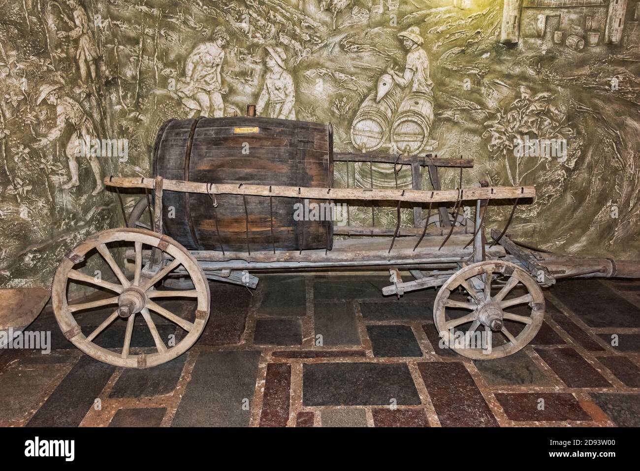 Altes Werkzeug zur Weinherstellung in den unterirdischen Kellern der Cricova Winery, Chisinau, Moldawien Stockfoto