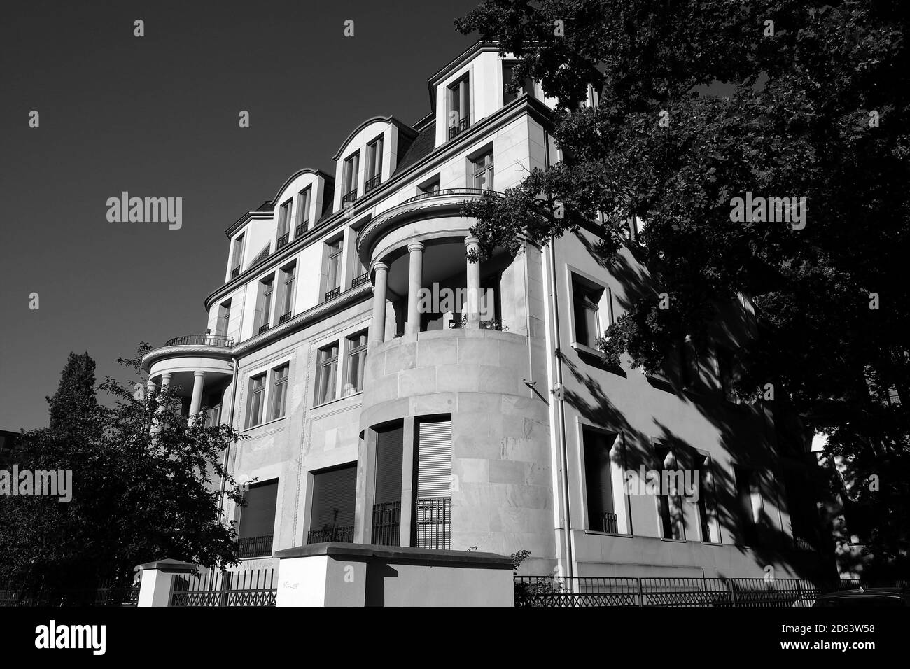 Graustufenaufnahme einer alten Villa aus hellem Sandstein am Westende von Frankfurt, Deutschland Stockfoto