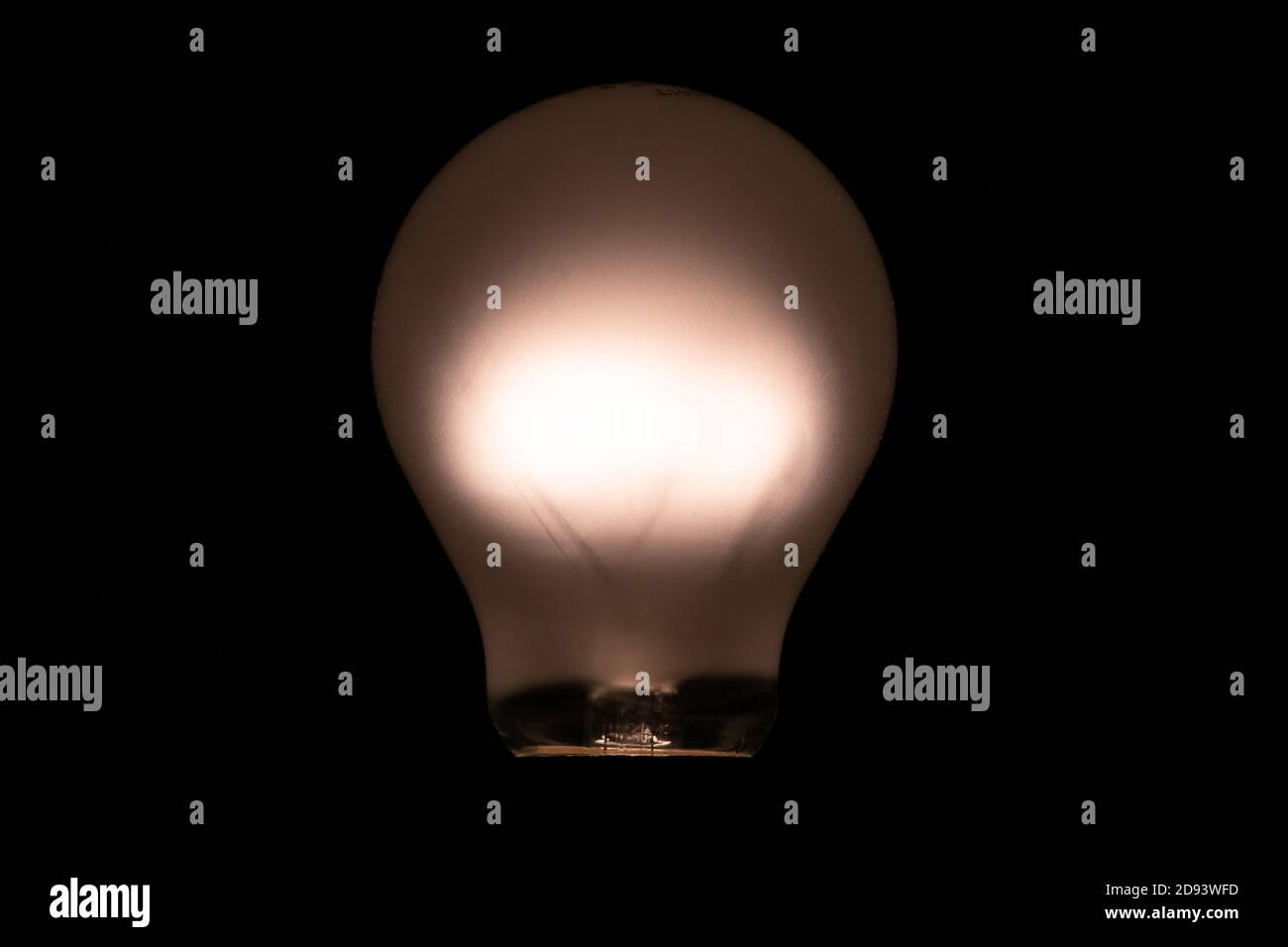 Philips Glühlampe „Nightlight“, Glühlampe mit geringer Wattzahl für weiches Licht bei Nacht oder in kleinen Räumen. Beispiel einer typischen Glühbirne. Stockfoto