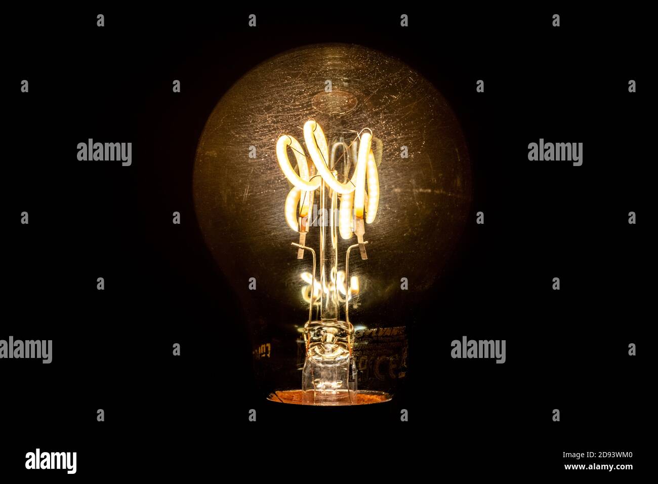 Sylvania Toledo Retro Filament Stil moderne LED-Lampe für 240V Schaltungen. Lamp ist eine moderne Neugestaltung der frühen Loop-Filament-Designs Stockfoto