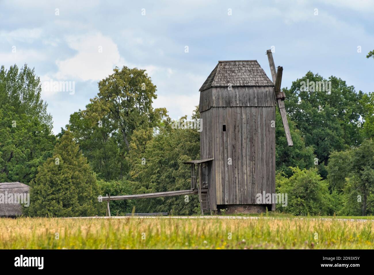 Scheune mit Windmühle im ethnographischen Freilichtmuseum in Rumsiskes, Litauen Stockfoto