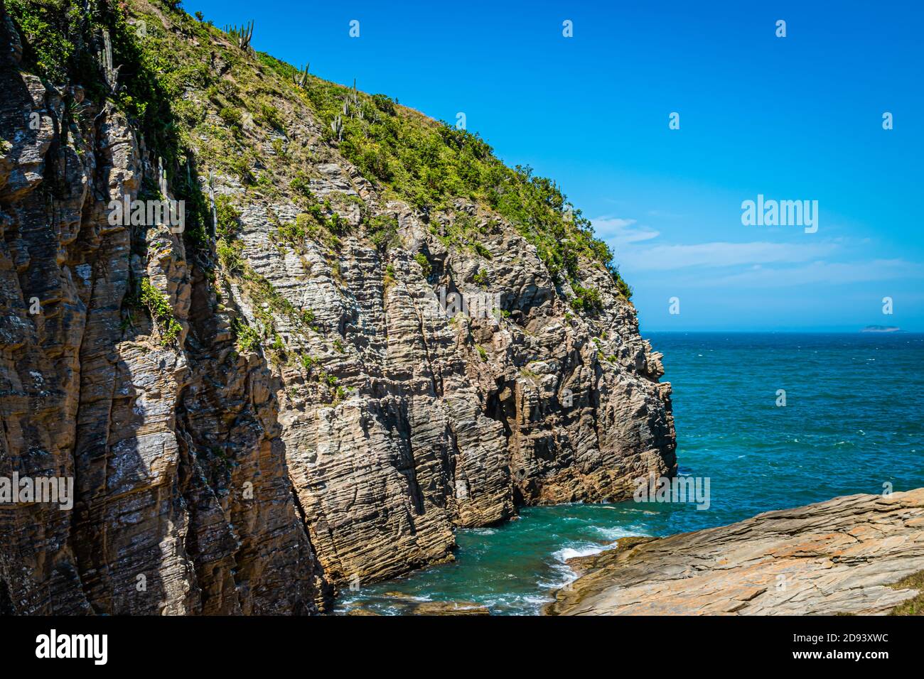 Strand in sonnigen Sommertag, am Meer der brasilianischen Küste, in der Region der Seen, Stadt Cabo Frio, Rio de Janeiro, Brasilien Stockfoto