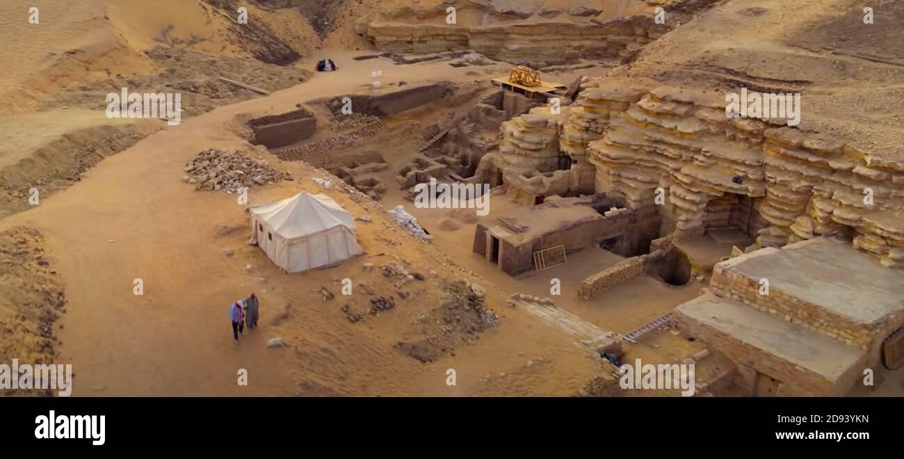 GEHEIMNISSE DES SAQQARA-GRABES, der Ausgrabungsstätte des neu entdeckten 4000 Jahre alten Grabes des pharaonischen Hohepriesters Wahtye, Saqqara, Ägypten, 2020. © Netflix / Courtesy Everett Collection Stockfoto