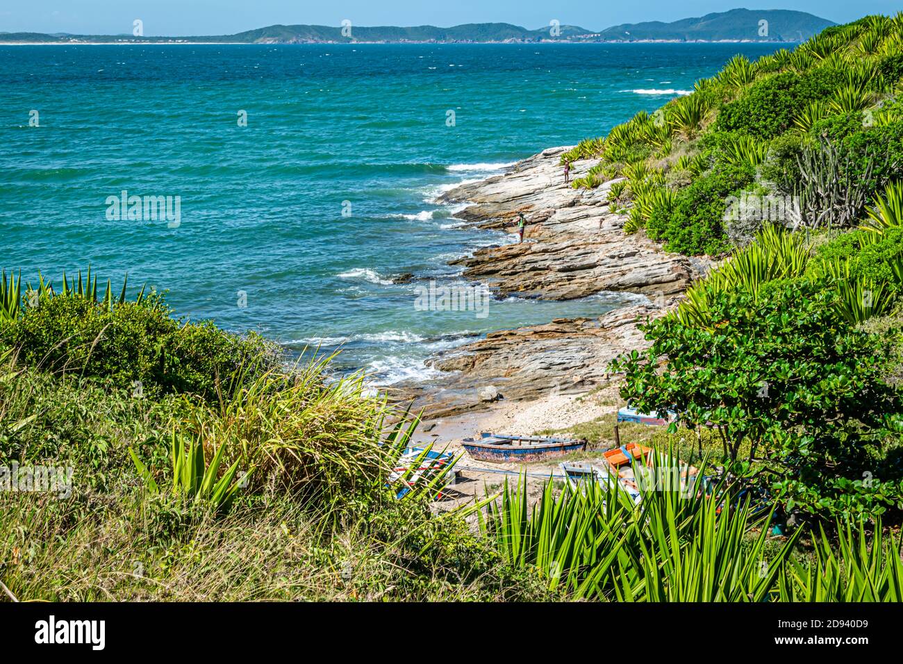 Strand in sonnigen Sommertag, am Meer der brasilianischen Küste, in der Region der Seen, Stadt Cabo Frio, Rio de Janeiro, Brasilien Stockfoto