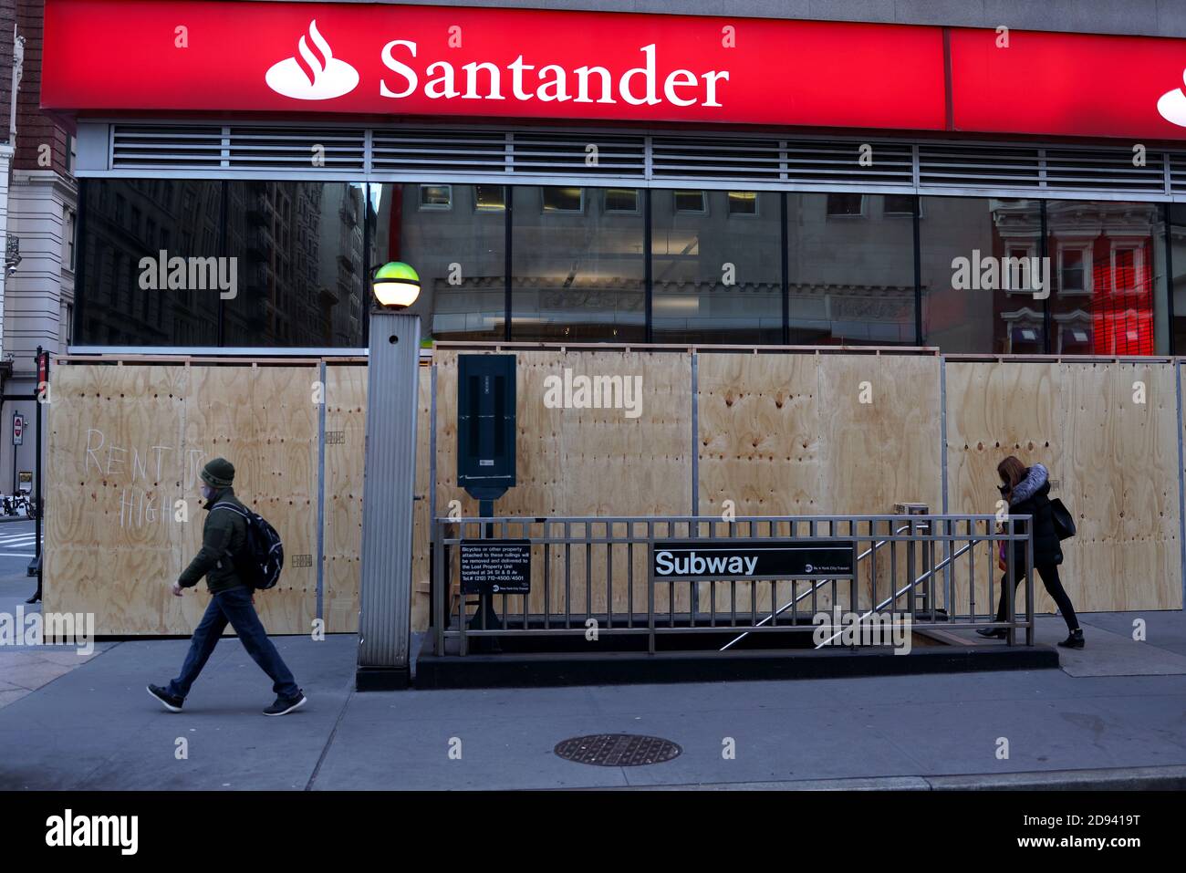 New York City, New York, Usa. November 2020. Wahlen In Den Vereinigten Staaten. Im Herald Sqare-Viertel von Manhattan wurden Ladenfronten in Erwartung potenzieller Gewalt nach den US-Präsidentschaftswahlen am Dienstag zwischen Donald Trump und dem ehemaligen Vizepräsidenten Joe Biden eingekleidet. Quelle: Adam Stoltman/Alamy Live News Stockfoto