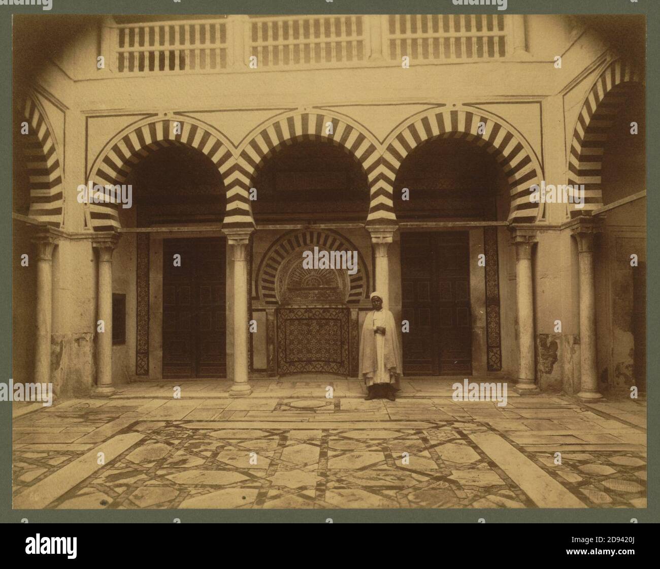 Kairouan. Innenhof des Zaouia von Sidi Abid El Gahriani - Lehnert et Landrock, Tunis. Stockfoto