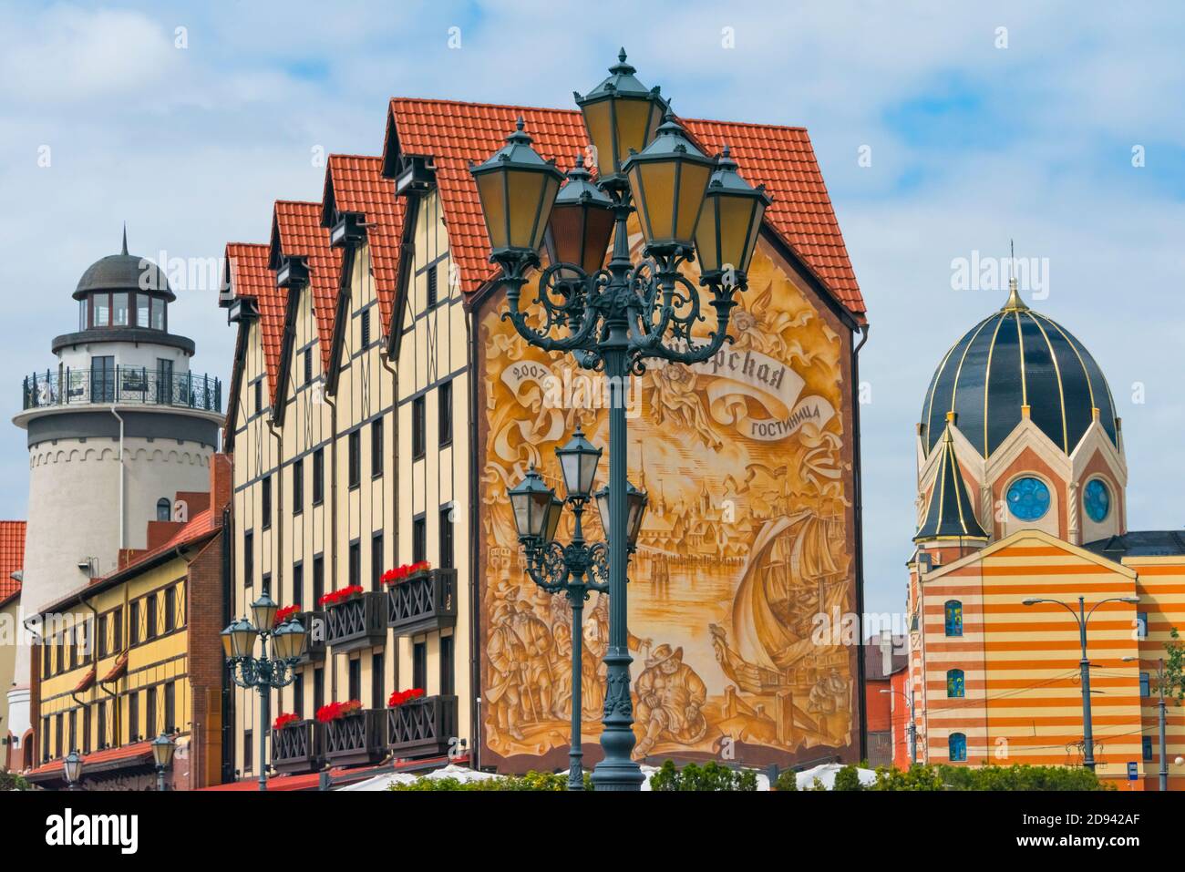 Der Leuchtturm (links), das Fischerdorf (Mitte) und die Neue Synagoge von Königsberg (rechts), Kaliningrad, Russland Stockfoto