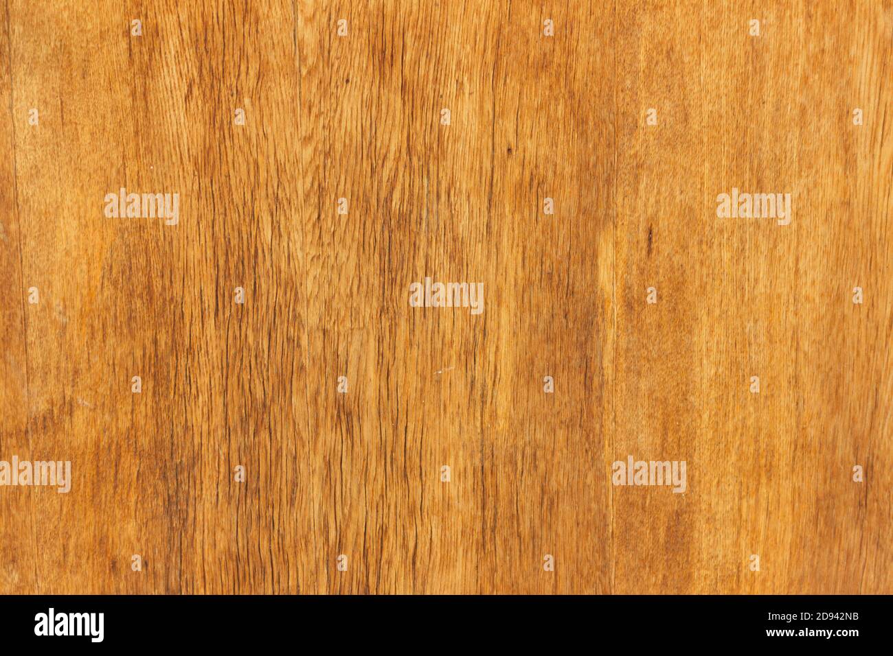 Textur von lackierten Holzplanken in braun lackiert. Stockfoto