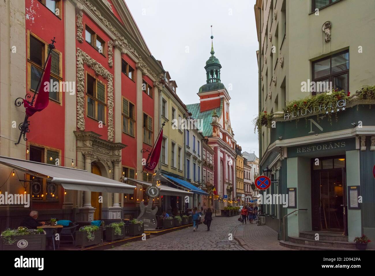 Gebäude und Kopfsteinpflasterstraße in der Altstadt, Riga, Lettland Stockfoto