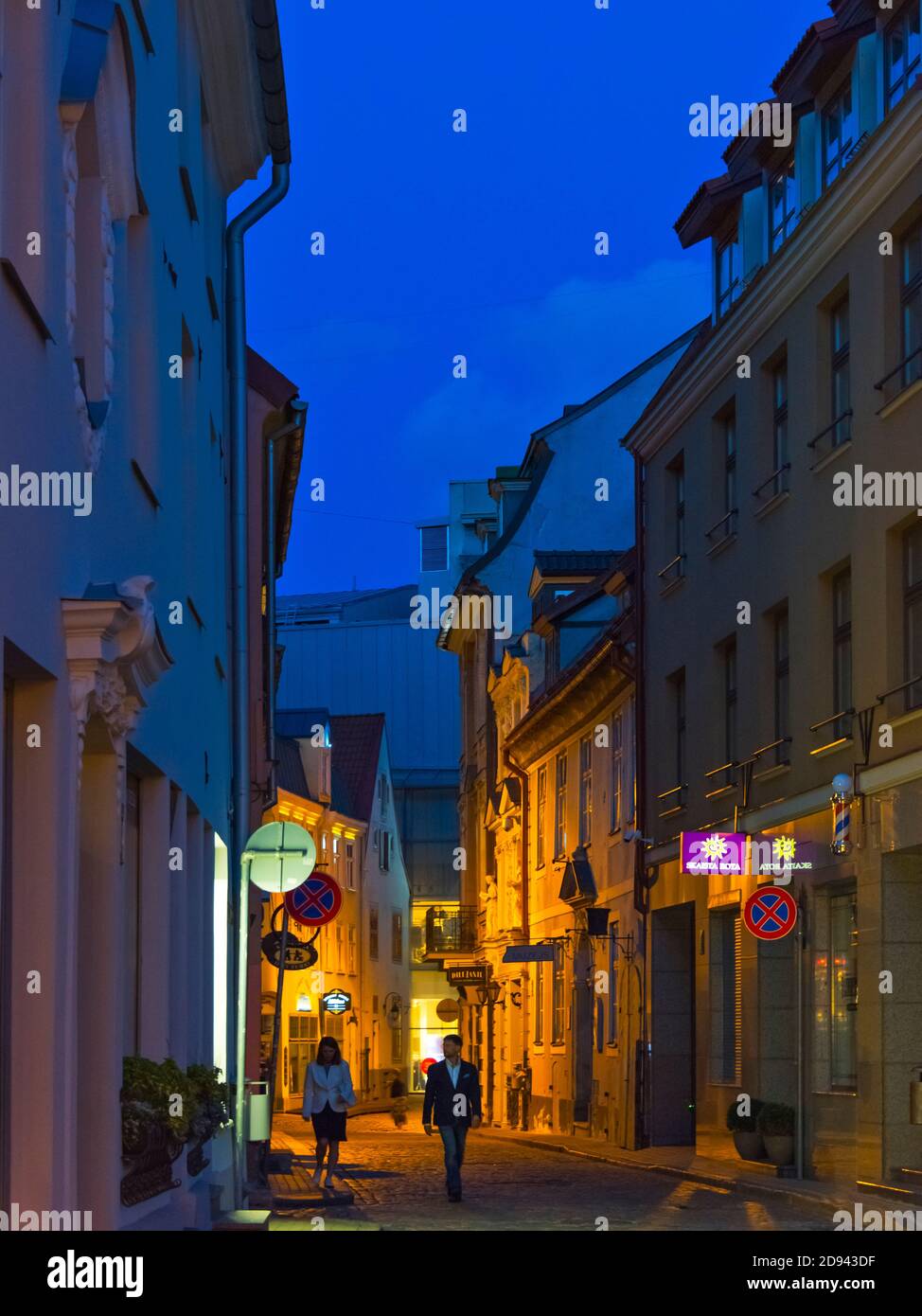 Nachtansicht der Altstadt mit Kopfsteinpflasterstraße, Riga, Lettland Stockfoto