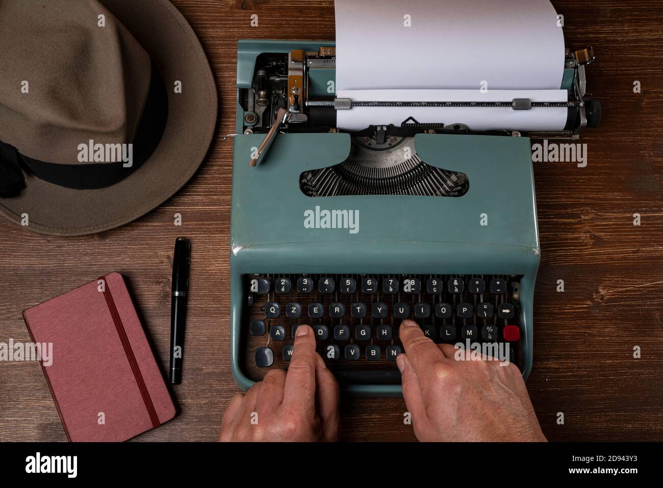 Ein Mann beim Schreiben mit einer alten Schreibmaschine Stockfoto