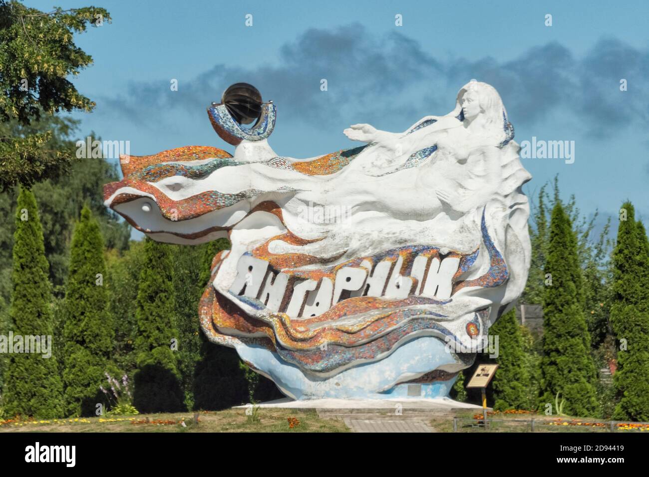 Symbol von Jantarny, Meerjungfrau in den Meereswellen, Jantarny, Oblast Kaliningrad, Russland Stockfoto