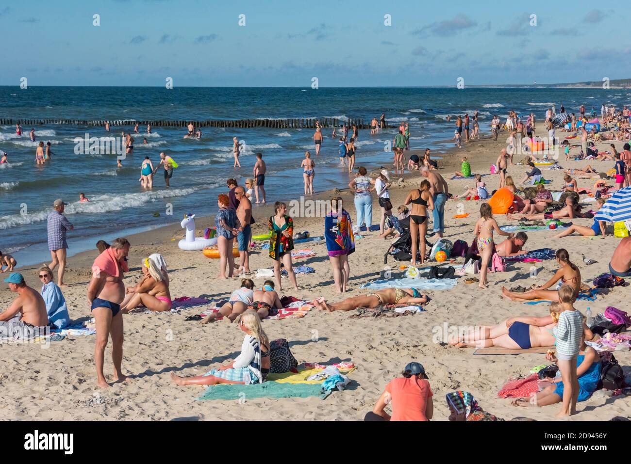 Menschen am Strand an der Ostsee, Selenogradsk (deutscher Name Crantz), Kaliningrad Oblast, Russland Stockfoto