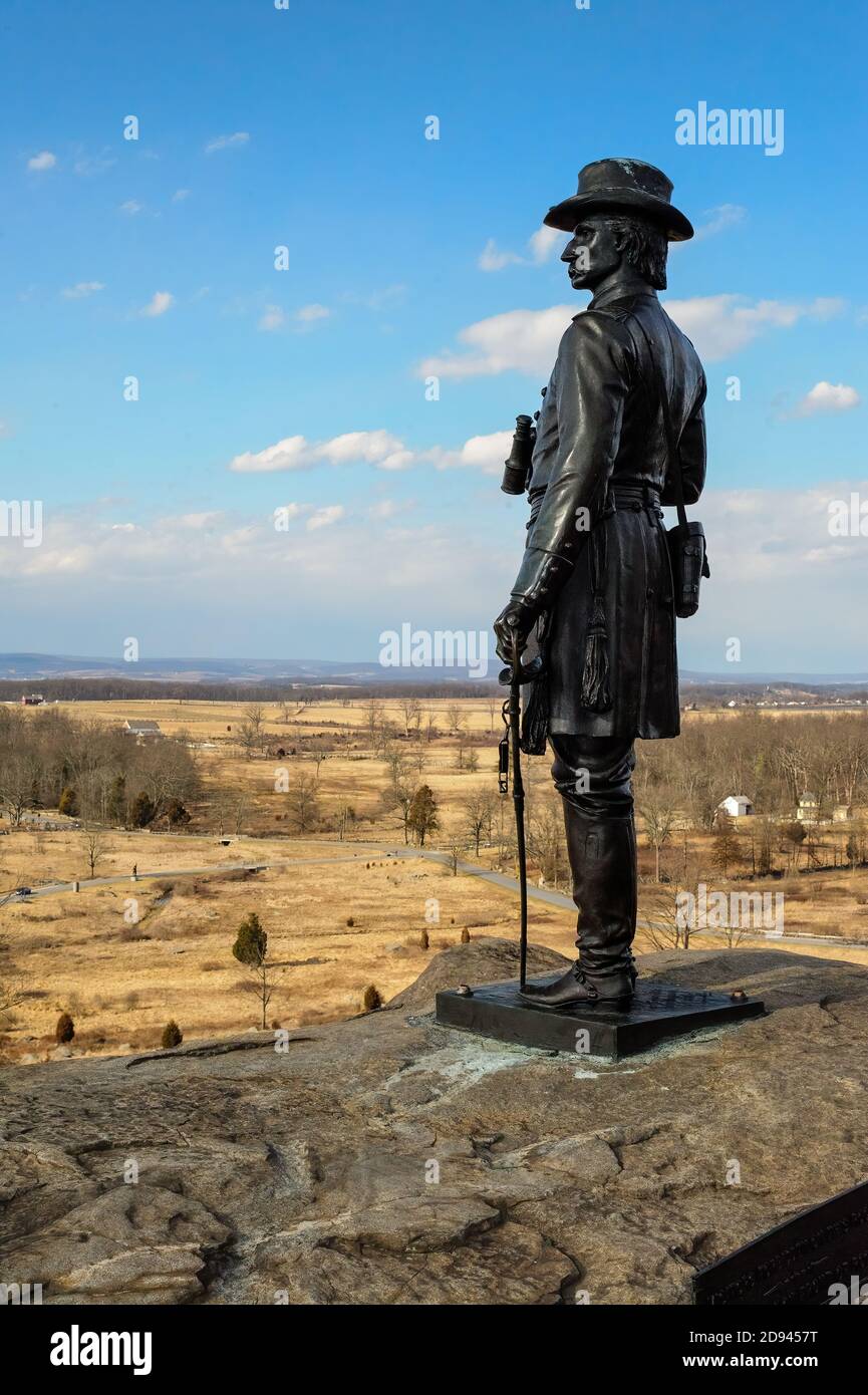 Brigadier General Gouverneur Warren die umliegende Landschaft von klein auf betrachten Rundes Oberteil Stockfoto
