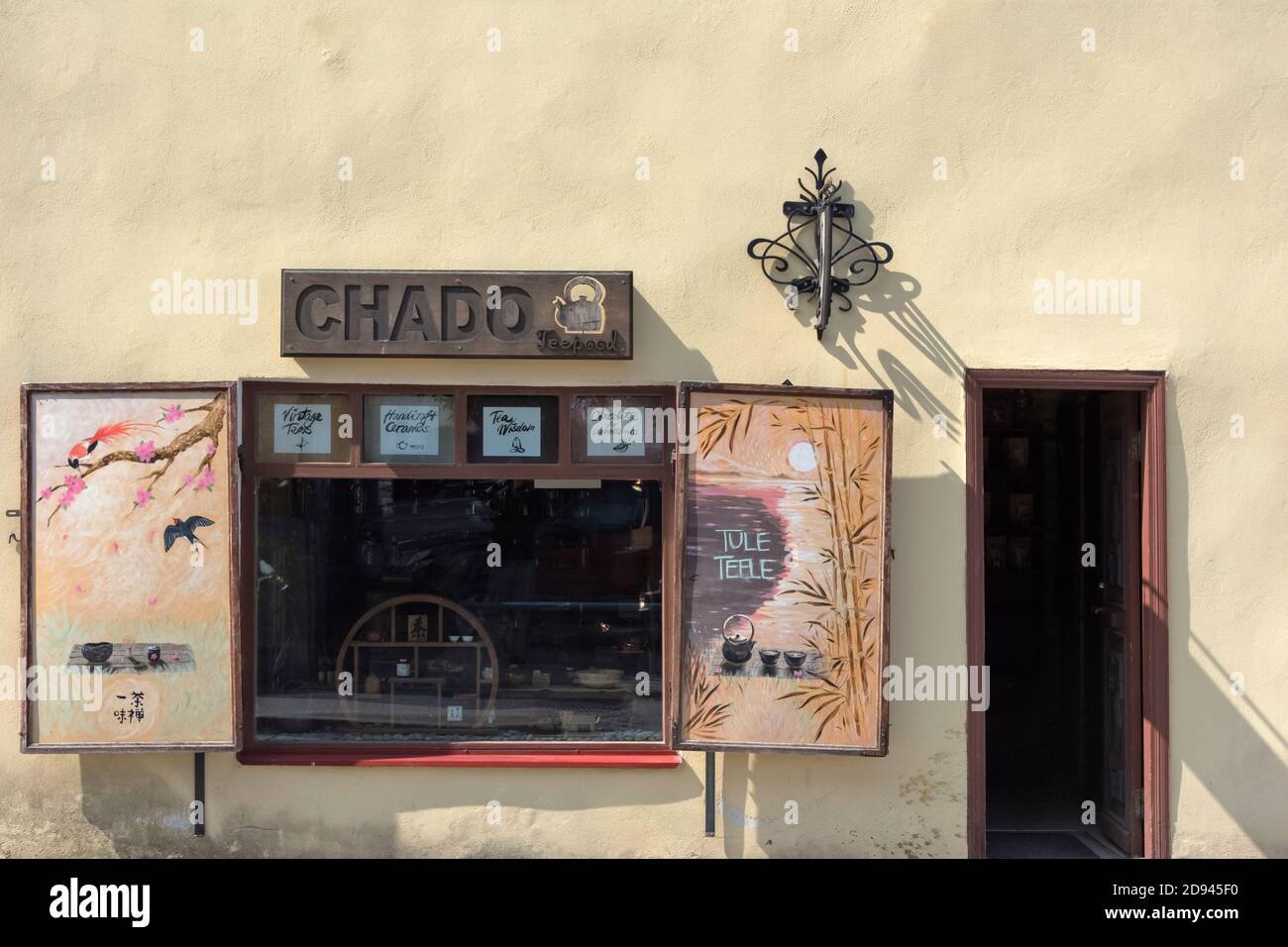 Bemalter Fensterladen eines Schaufensters, Tallinn, Estland Stockfoto